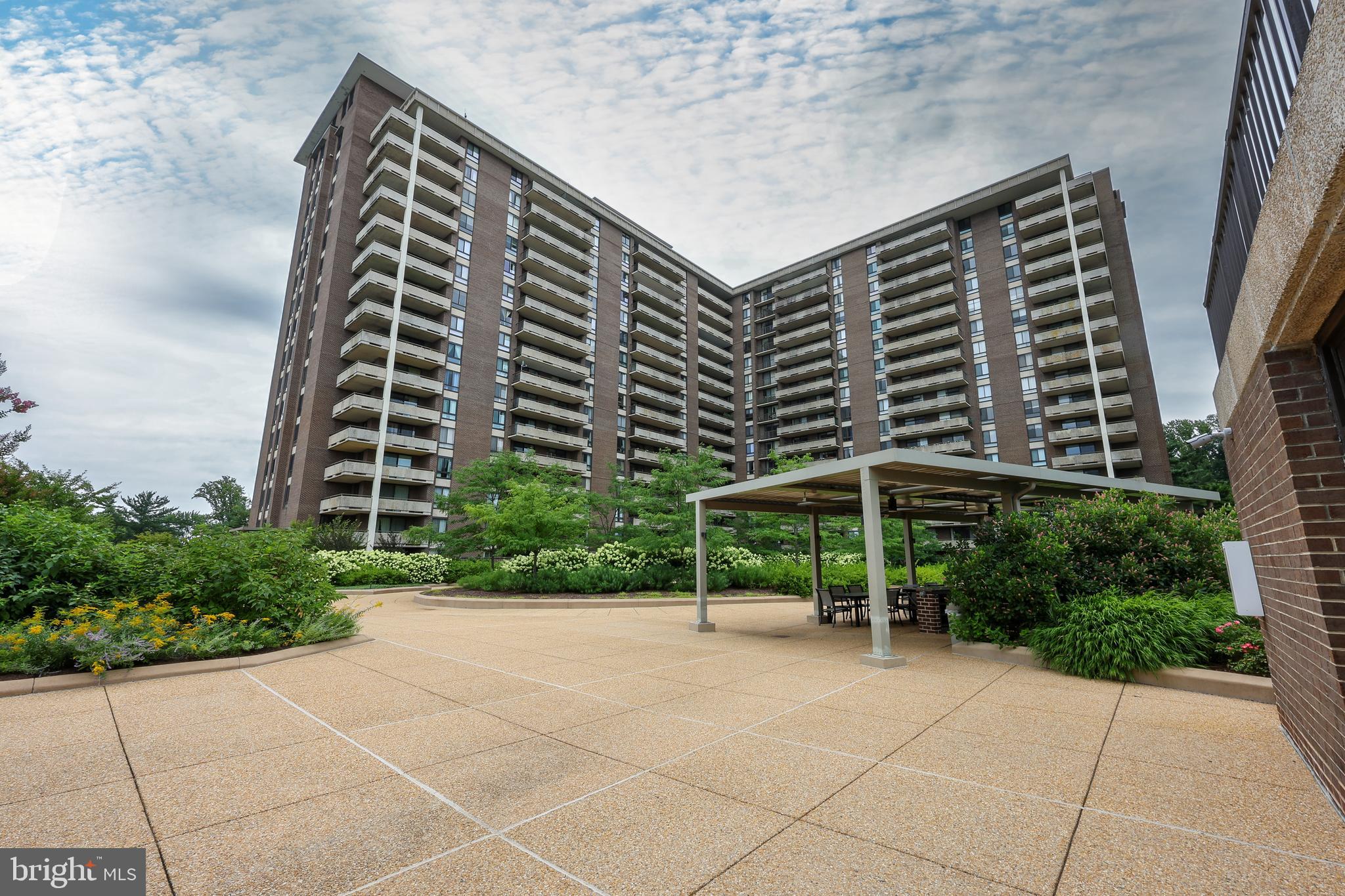 1800 OLD MEADOW RD #804