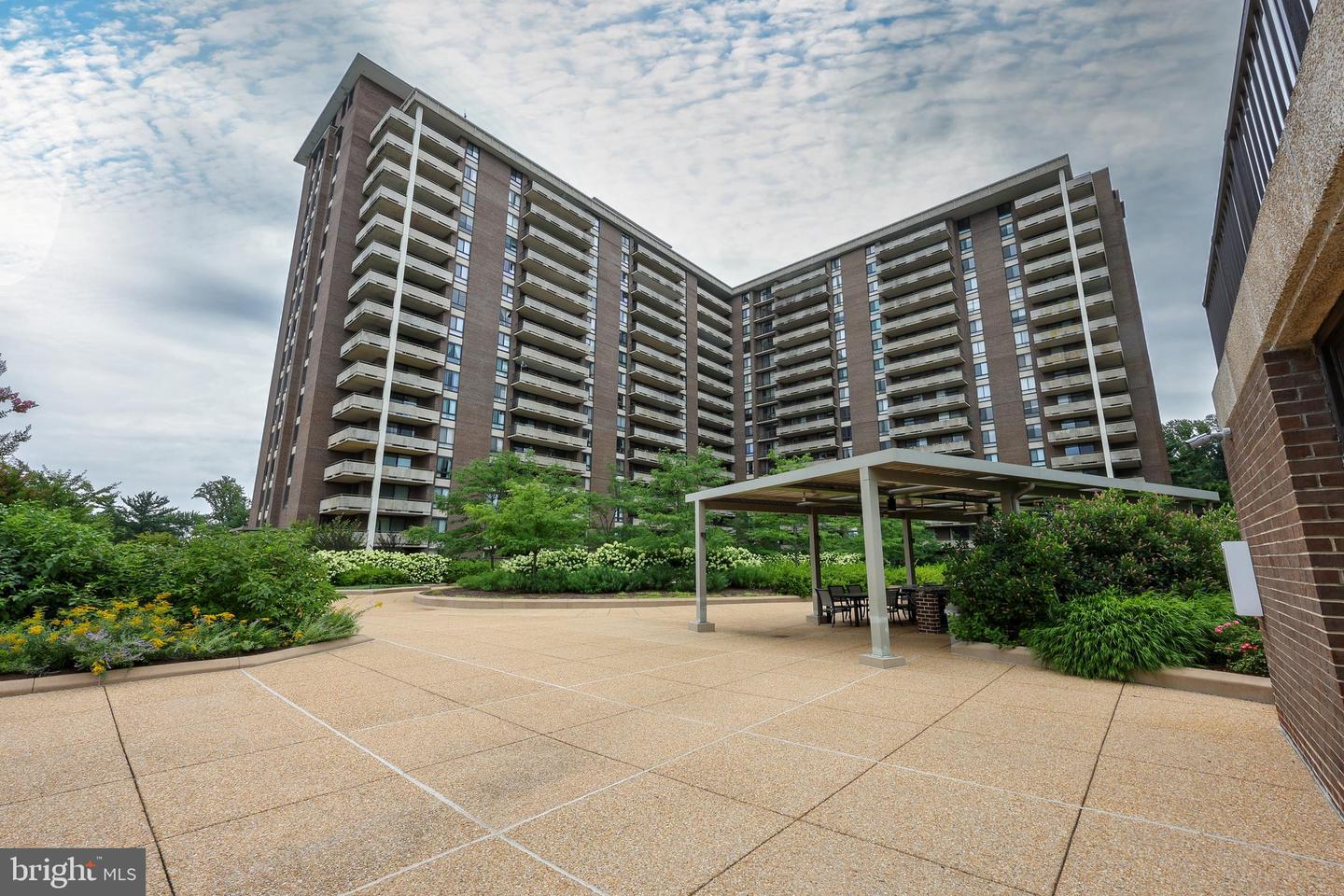 1800 OLD MEADOW RD #804