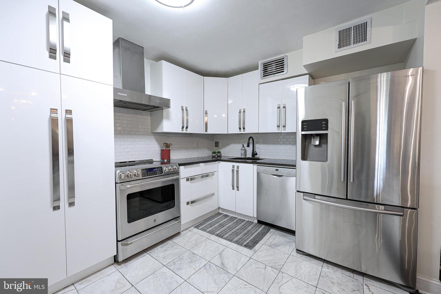 1800 OLD MEADOW RD #804