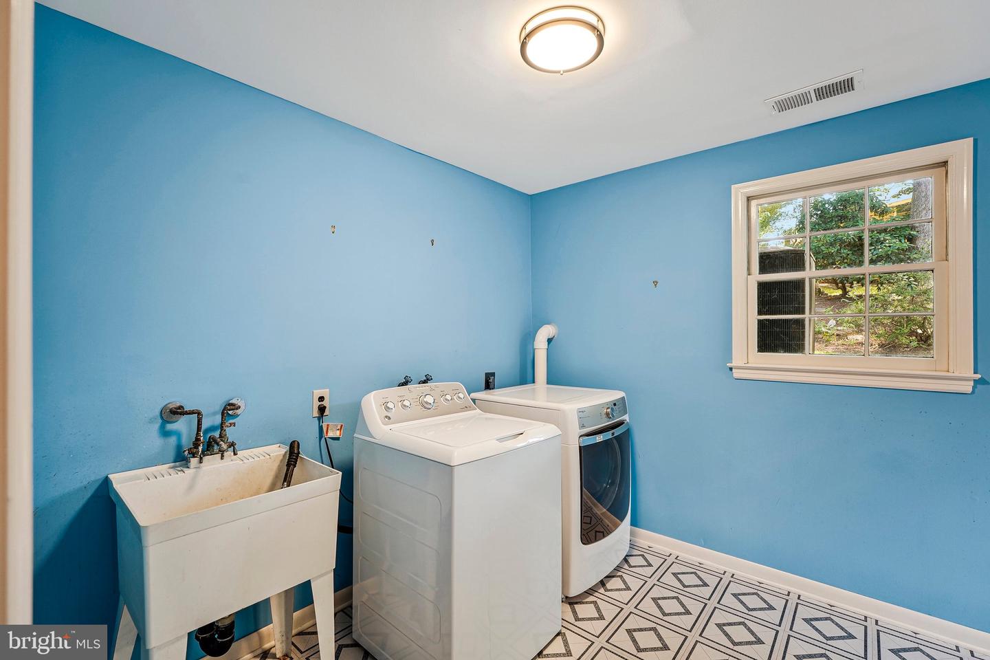 2613 East Meredith Dr