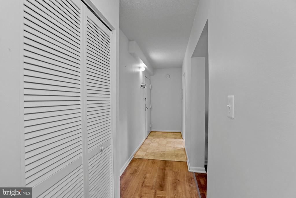 2216 Castle Rock Sq #2b