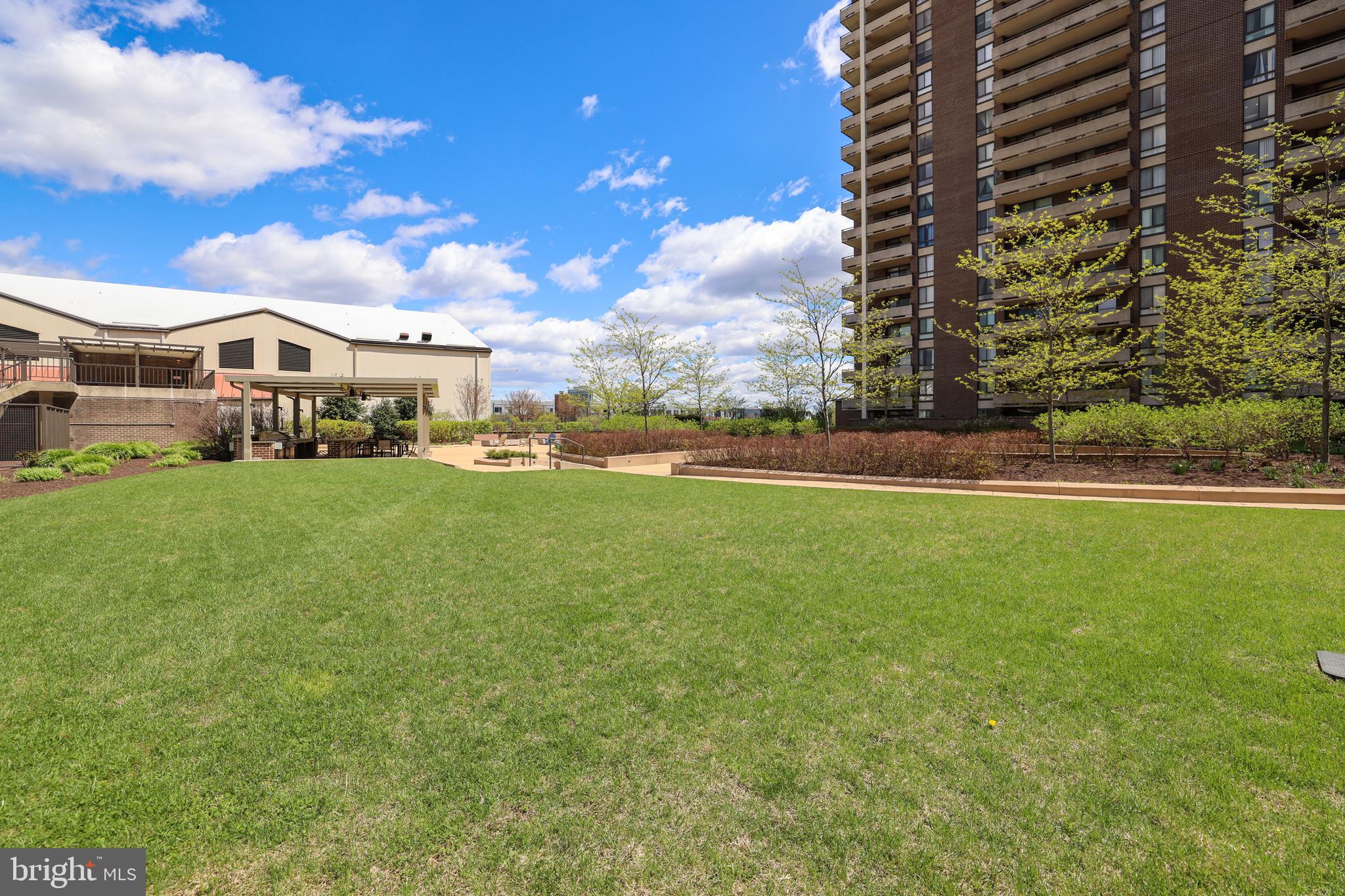 1800 OLD MEADOW RD #916