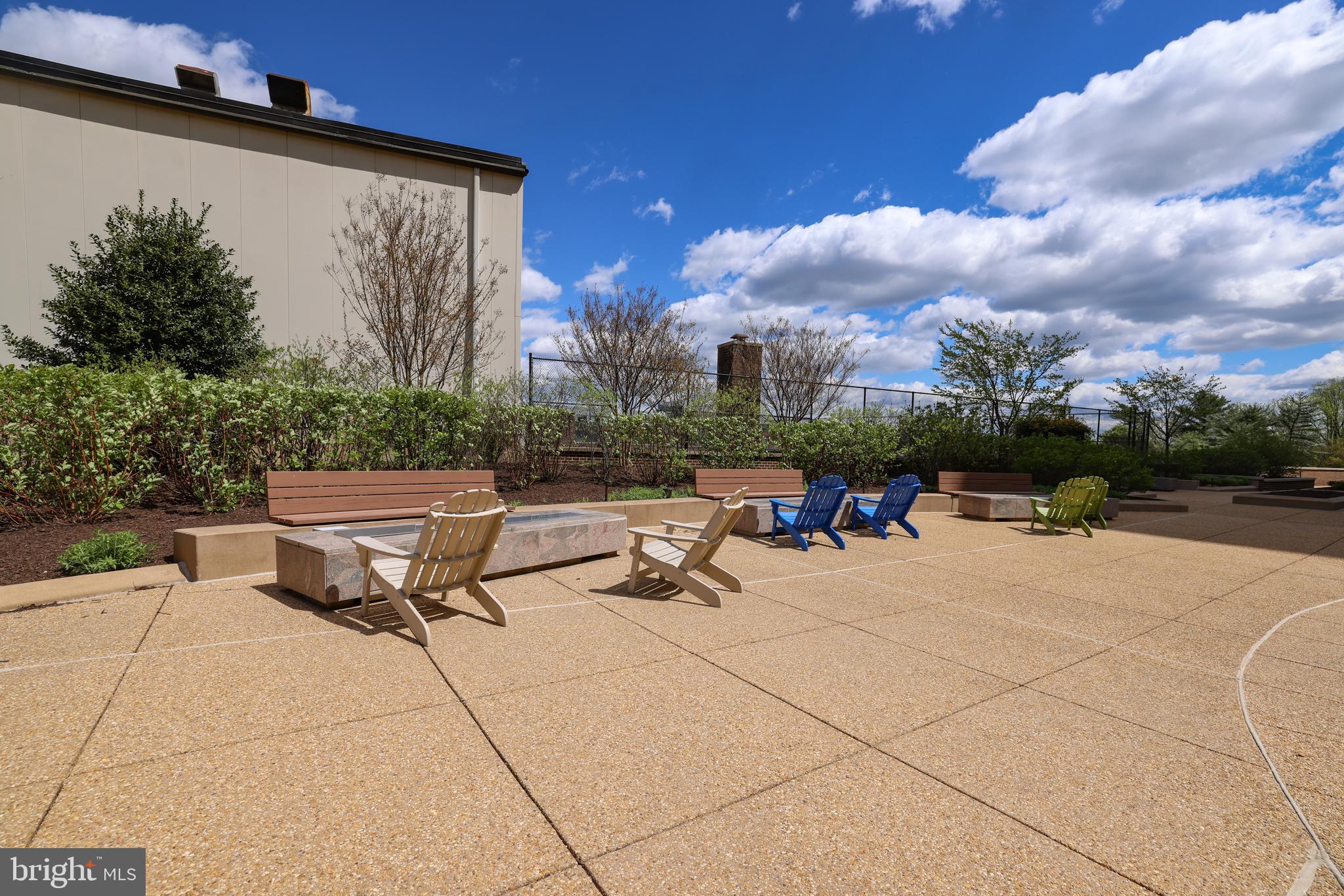 1800 OLD MEADOW RD #916