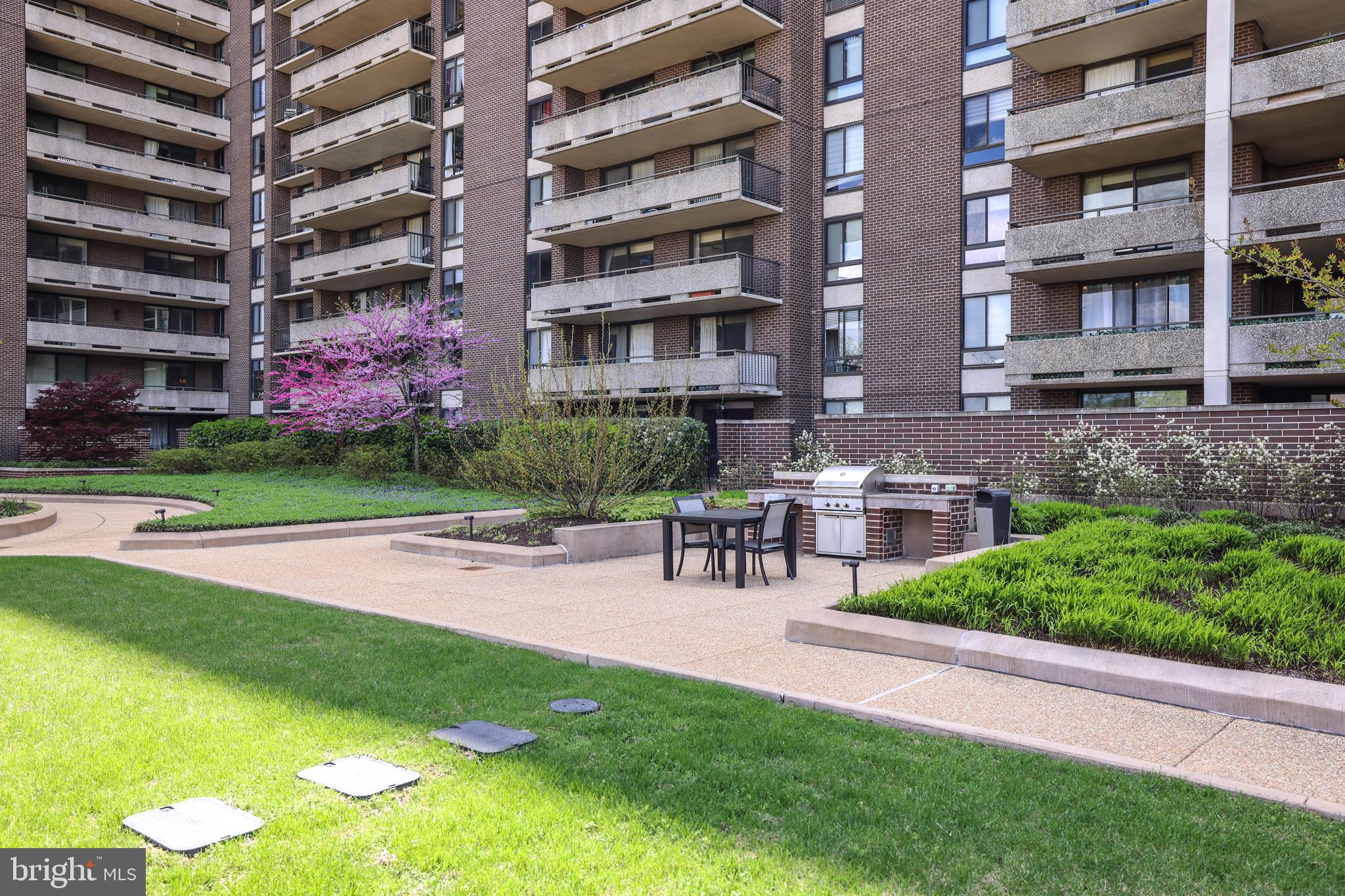 1800 OLD MEADOW RD #916