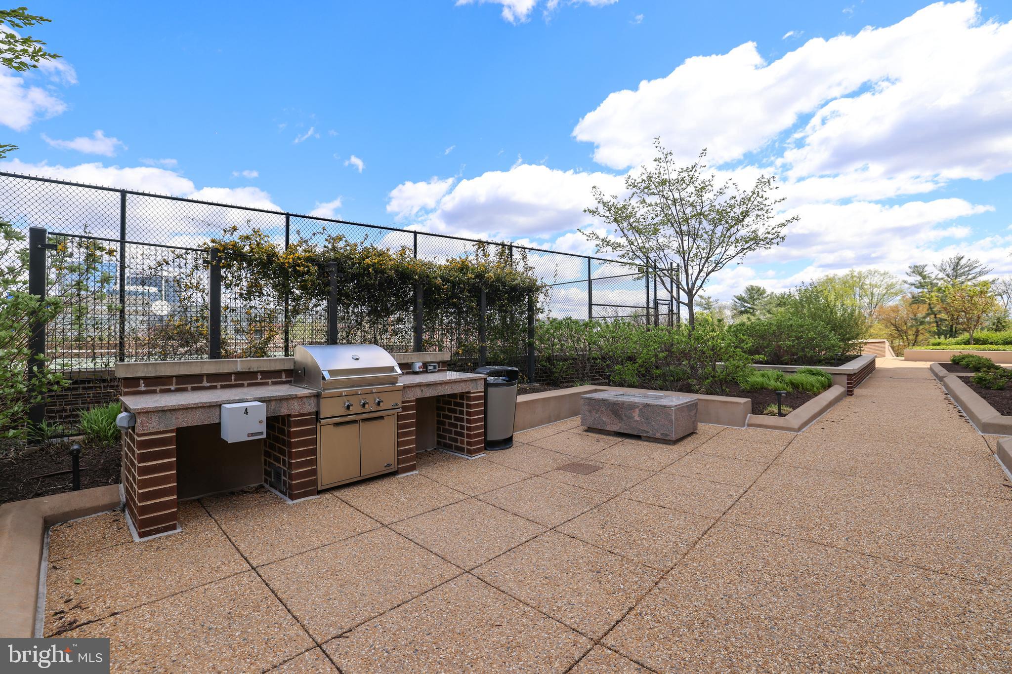 1800 OLD MEADOW RD #916