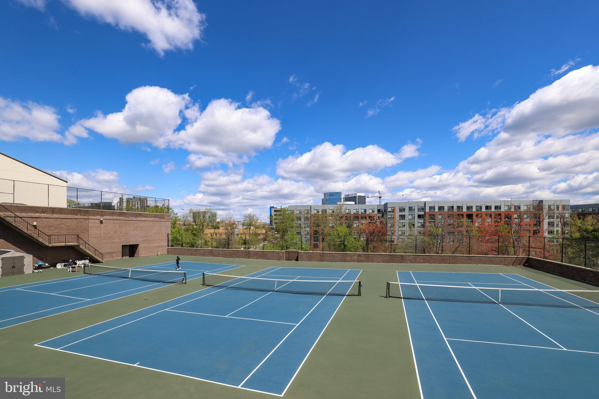 1800 OLD MEADOW RD #916