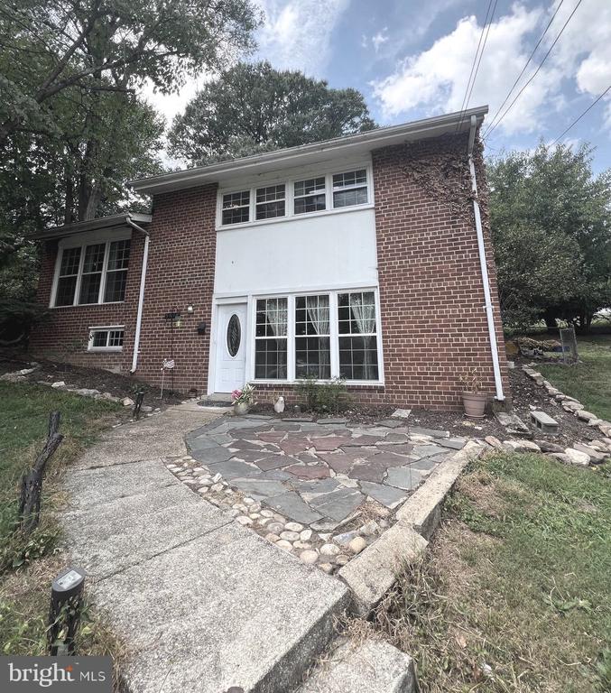 5610 IONA WAY