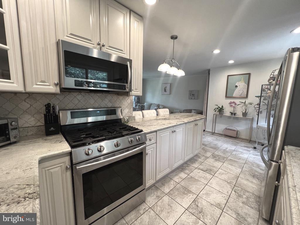 5610 IONA WAY