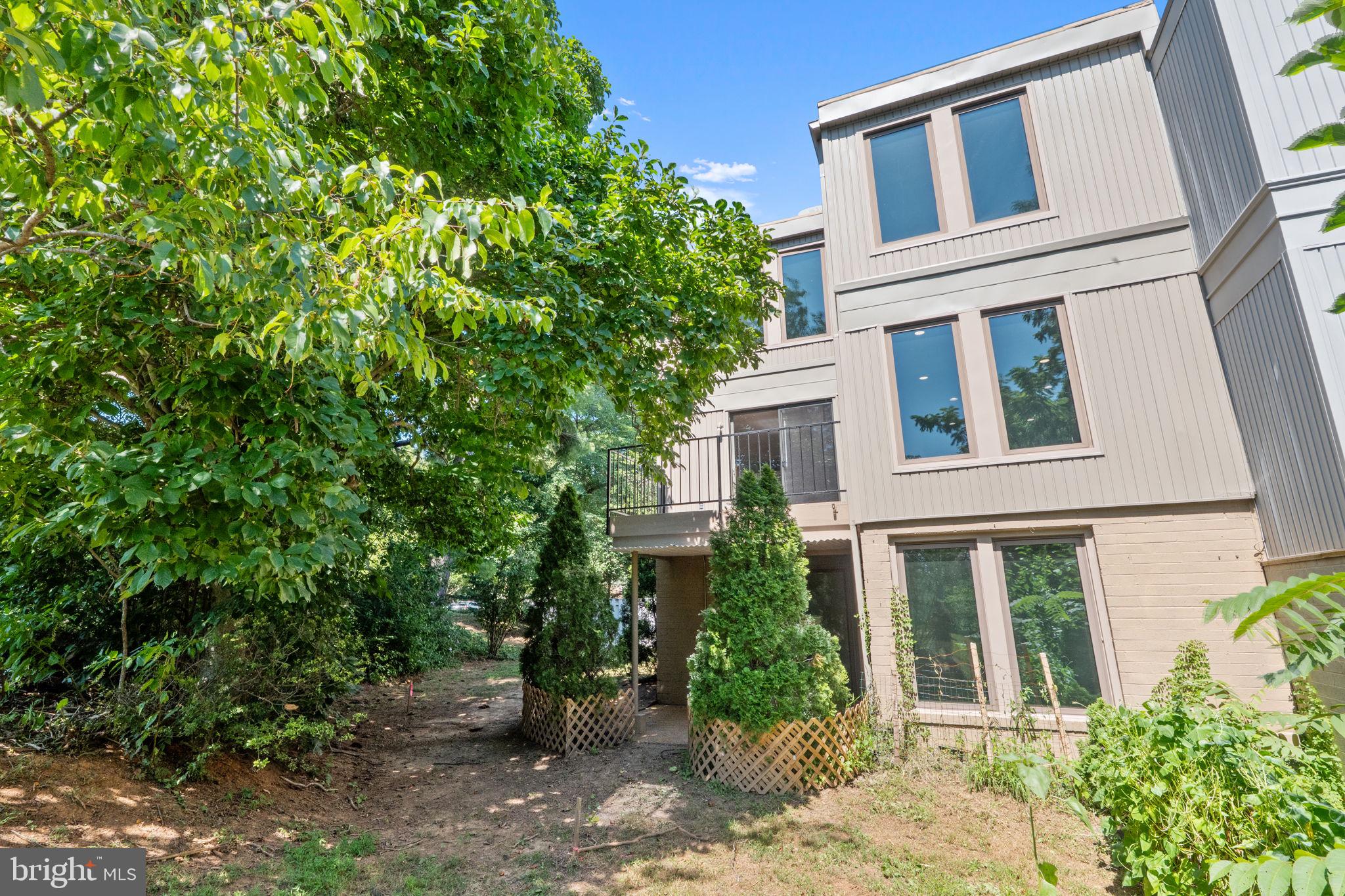 1806 N Shore Ct