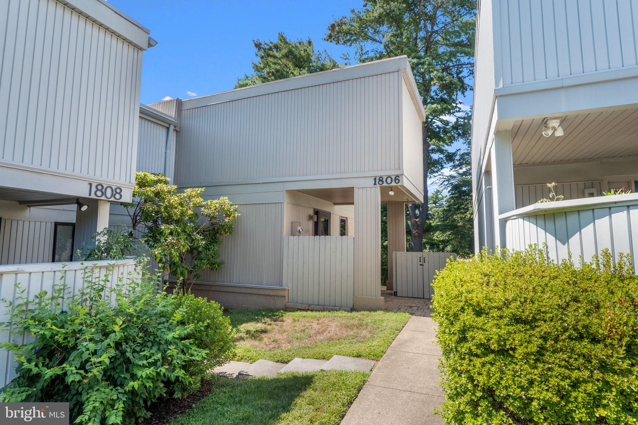 1806 N Shore Ct