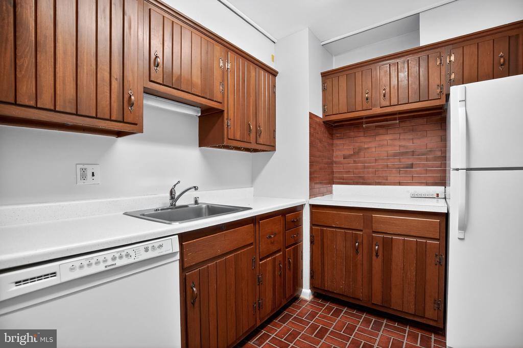 1704 COOL SPRING DRIVE