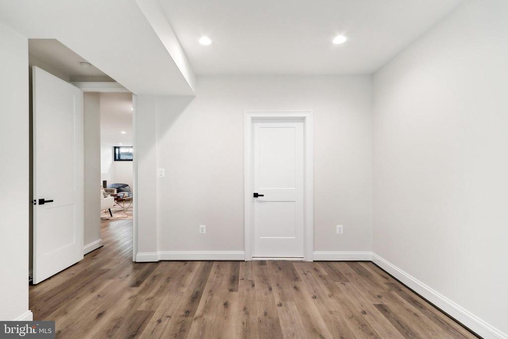 105 TAPAWINGO ROAD SW