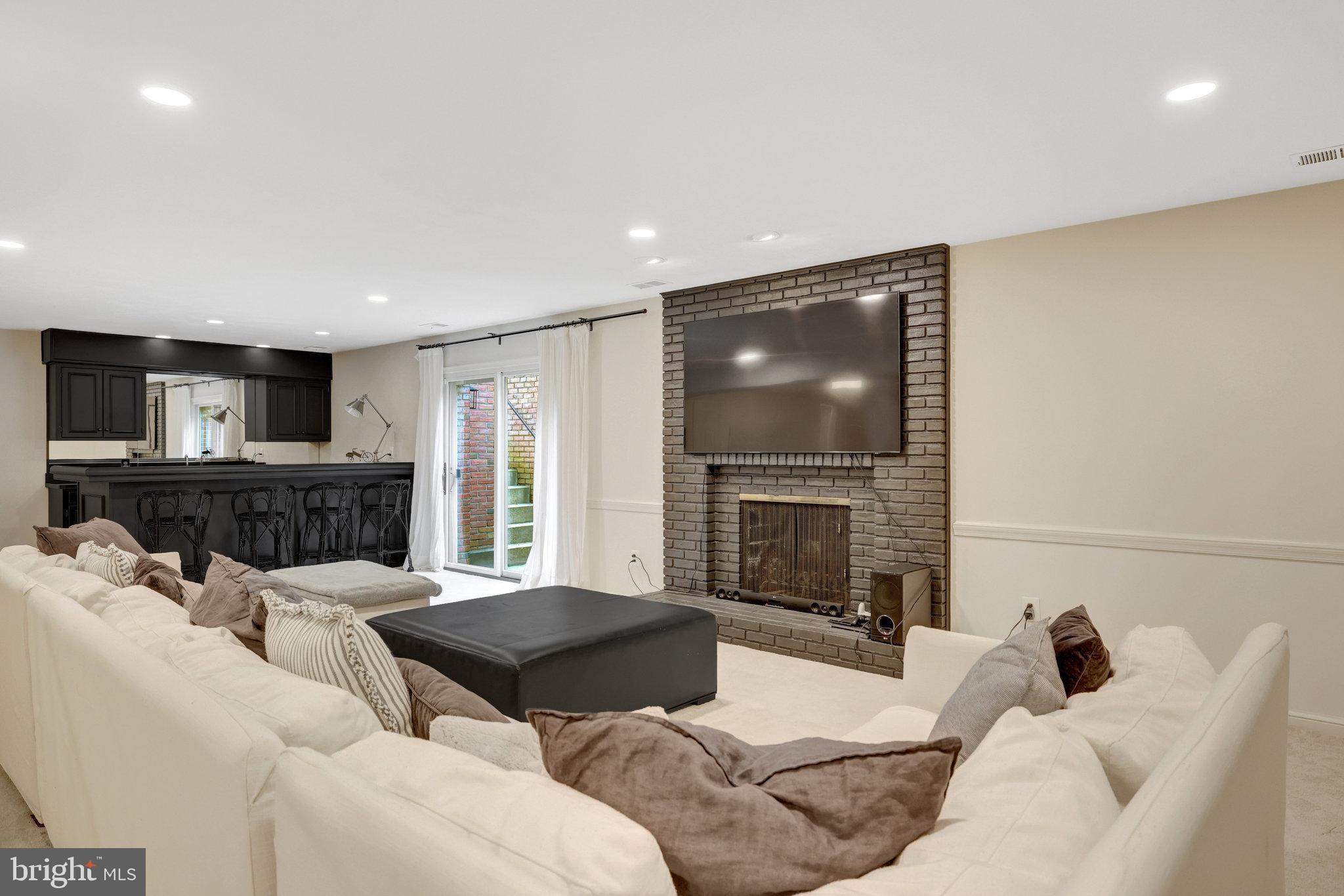 6305 DUNAWAY COURT