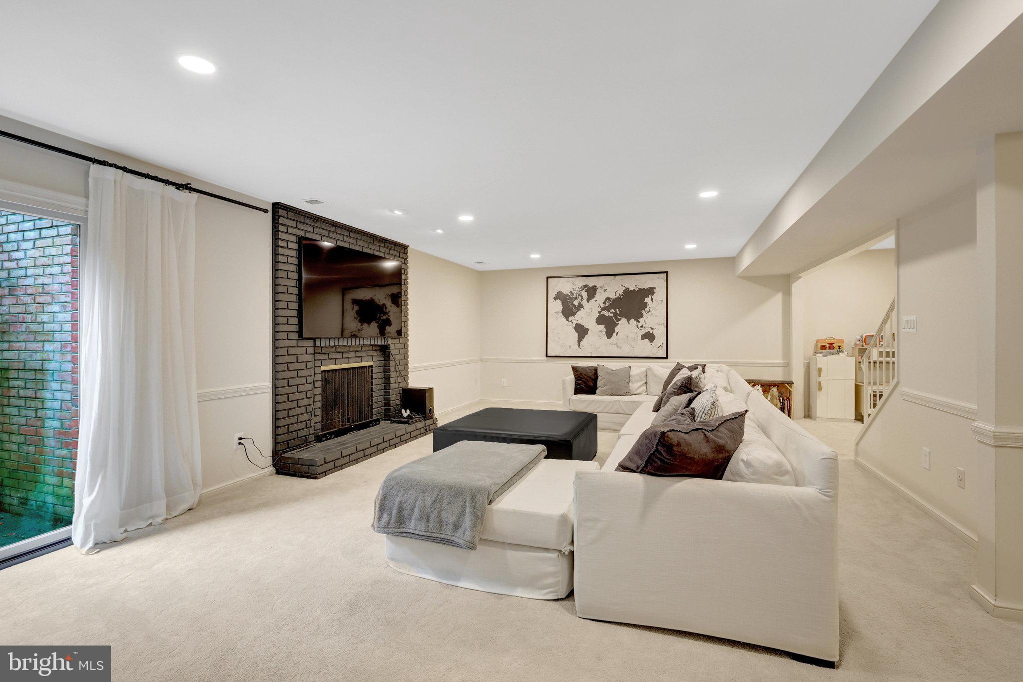 6305 DUNAWAY COURT
