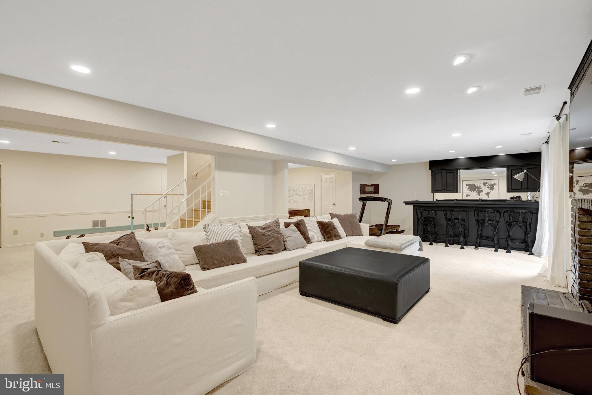 6305 DUNAWAY COURT