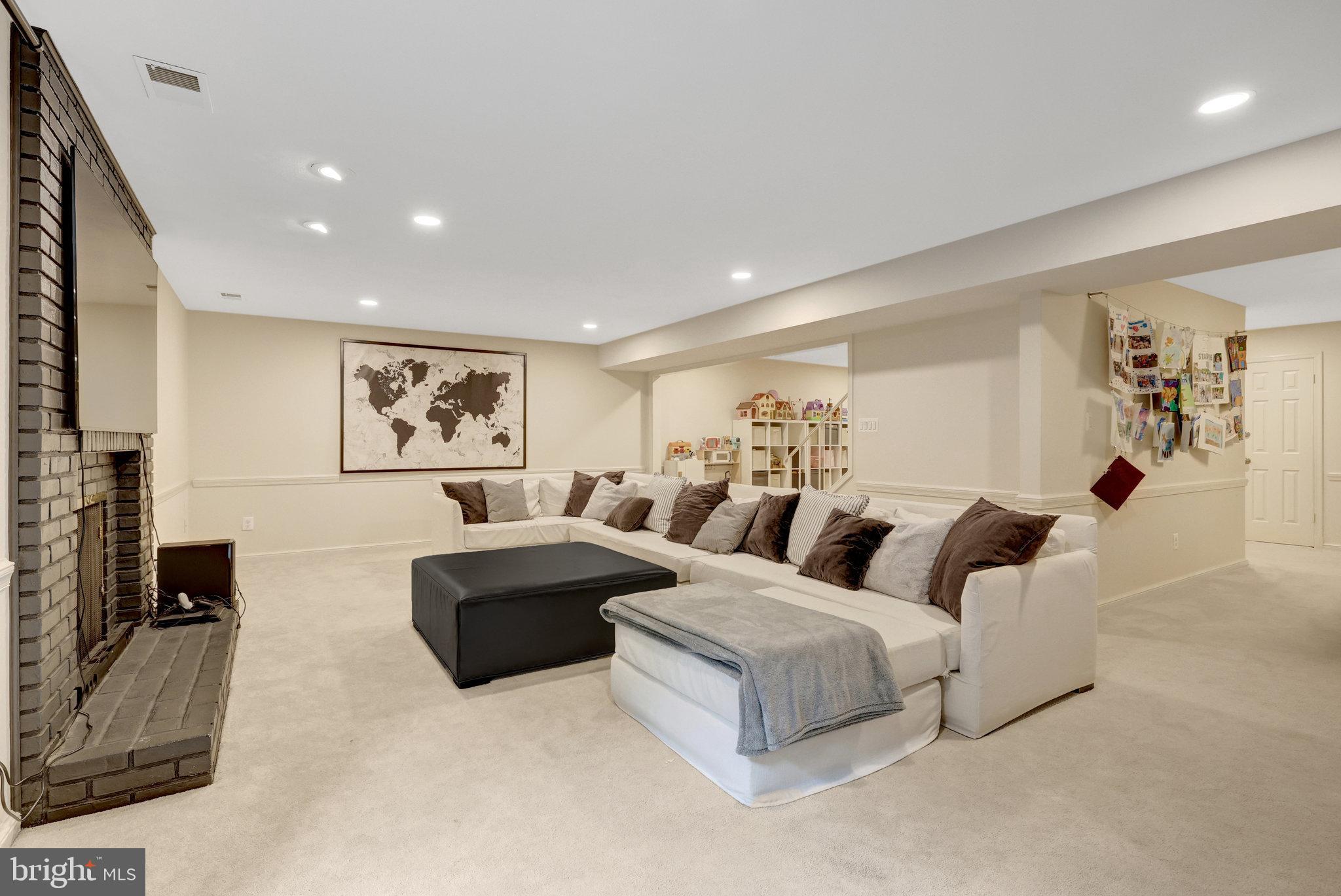6305 DUNAWAY COURT