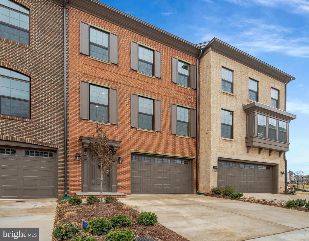 4321 FOUNTAINVIEW DRIVE