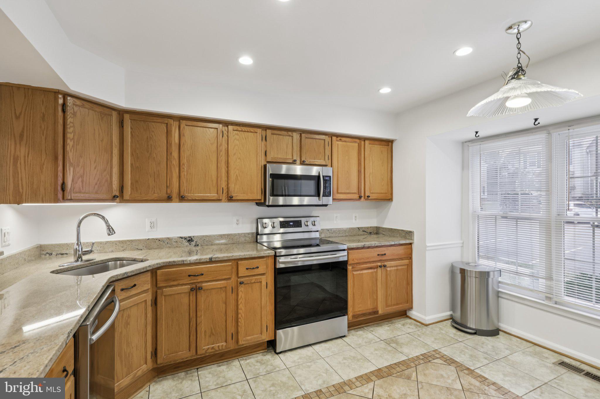 7673 NORTHERN OAKS COURT