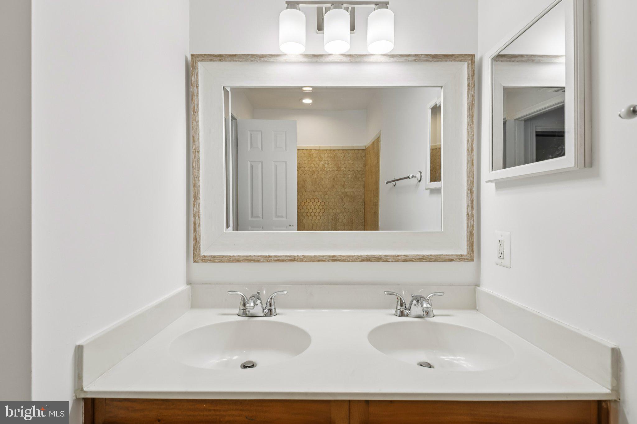 7673 NORTHERN OAKS COURT