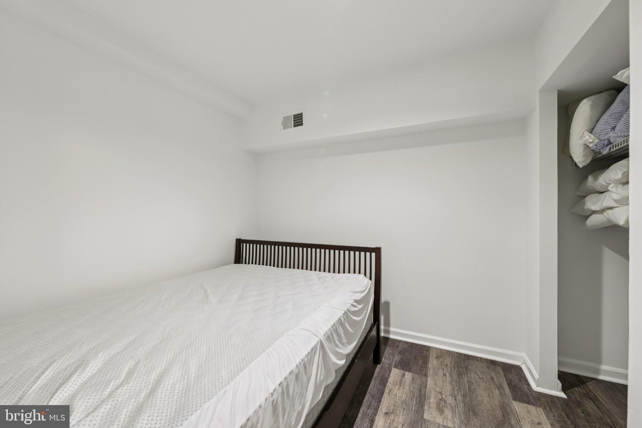 7673 NORTHERN OAKS COURT