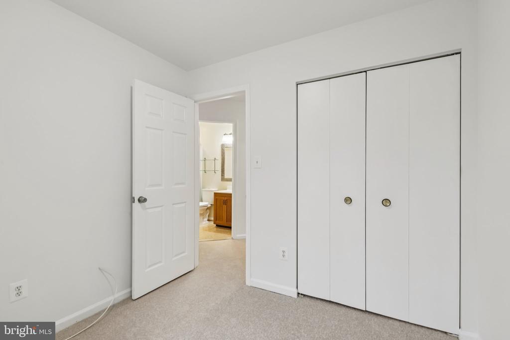 7673 NORTHERN OAKS COURT