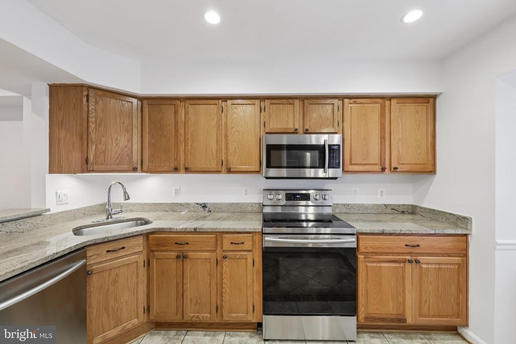 7673 NORTHERN OAKS COURT