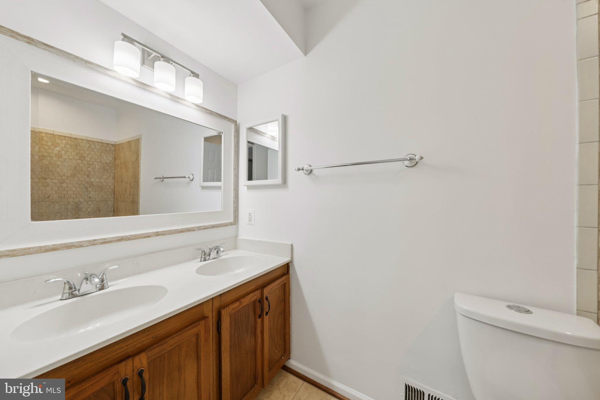 7673 NORTHERN OAKS COURT