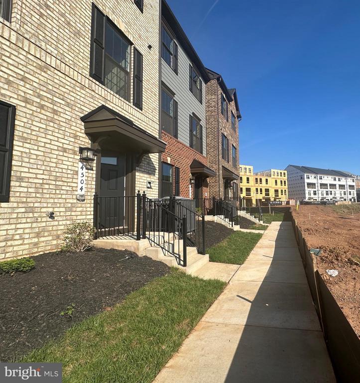 4504 DANDELION LOOP