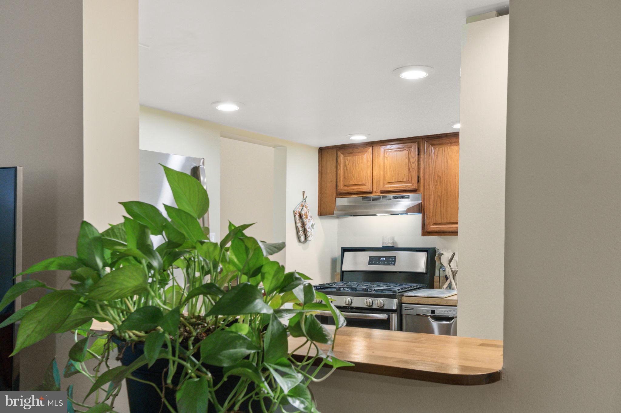 1532 NORTHGATE SQUARE