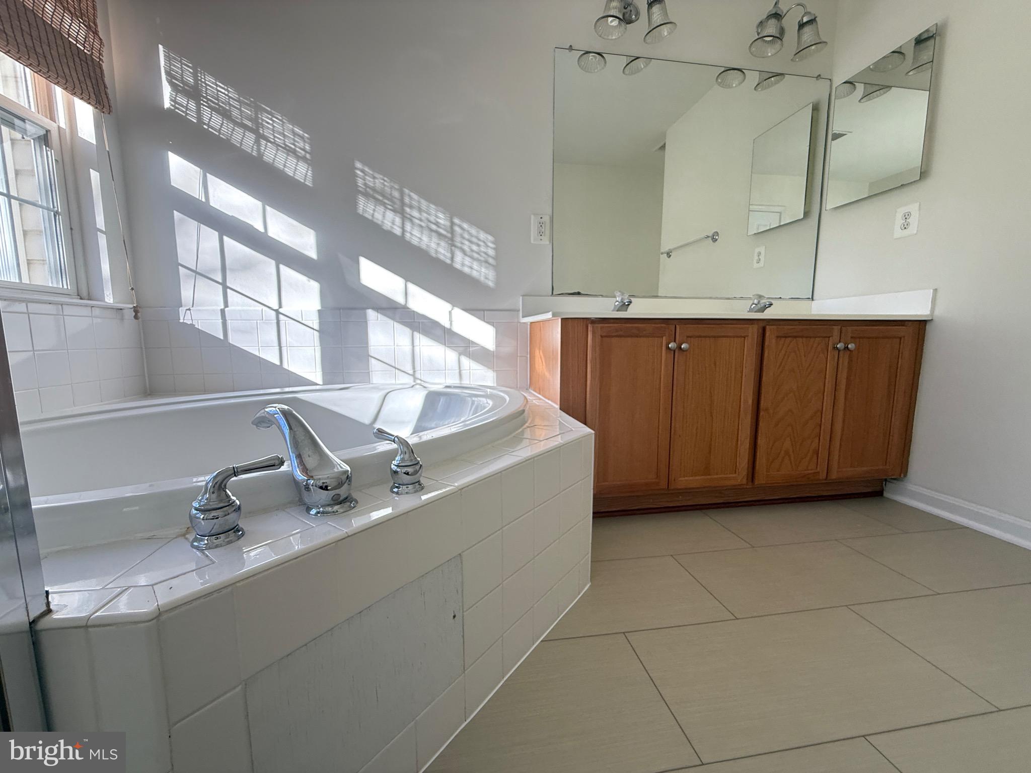 8596 WYNGATE MANOR COURT