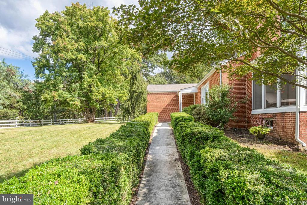 5527 WHARTON LANE