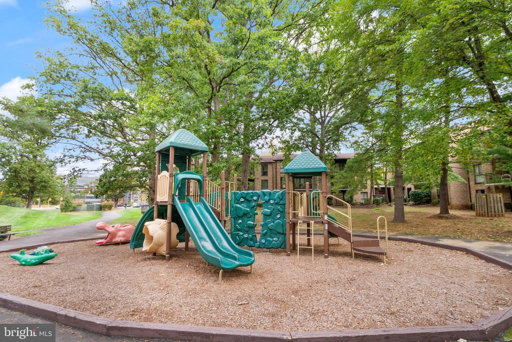 2042 ROYAL FERN COURT 1B