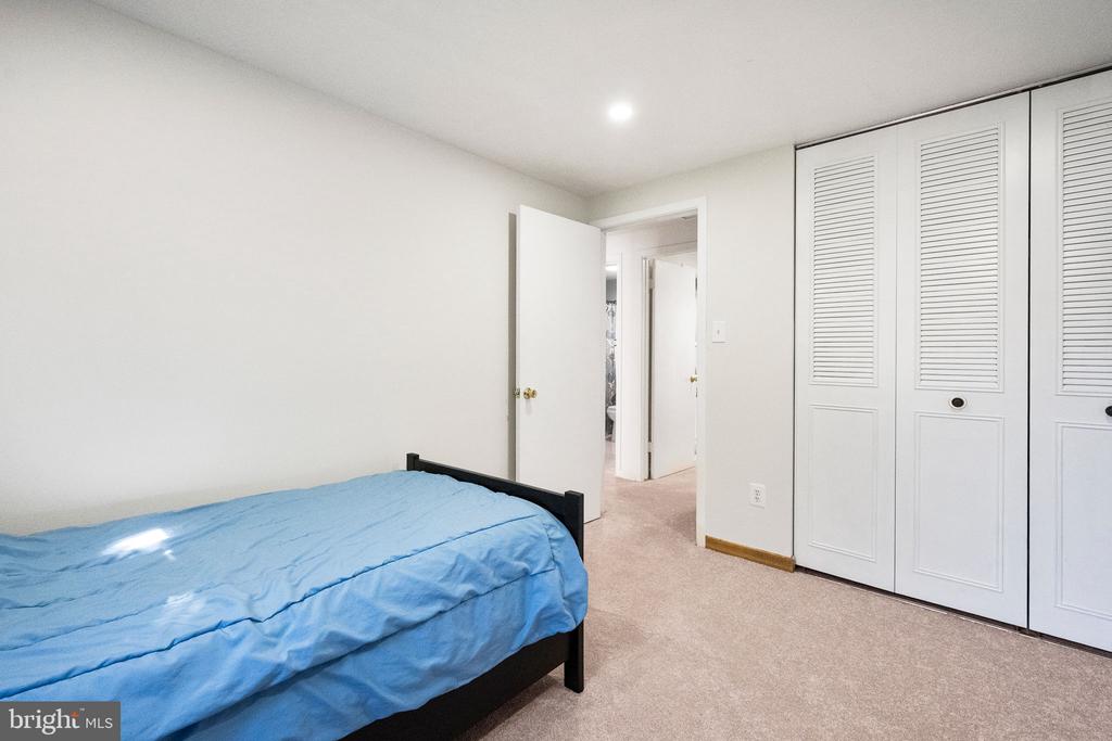 5703 OAK STAKE COURT