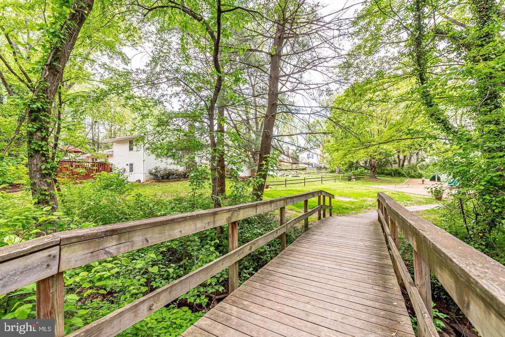 5703 OAK STAKE COURT