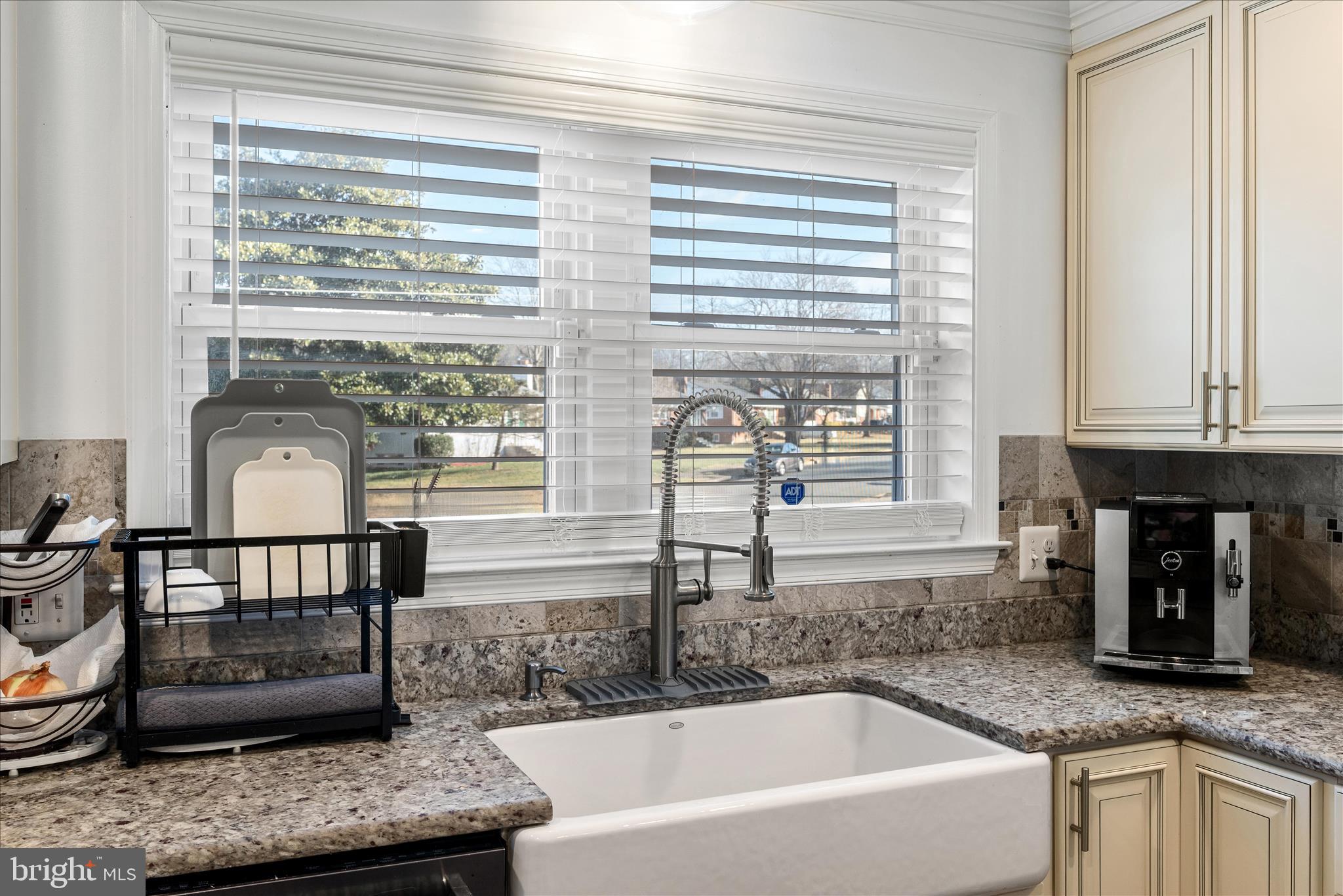 5211 INVERCHAPEL ROAD