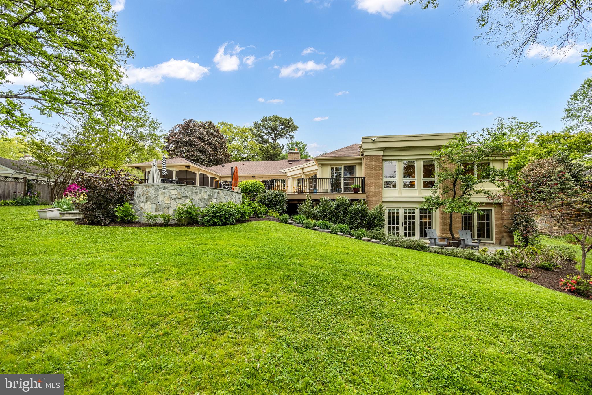 3227 VALLEY LANE