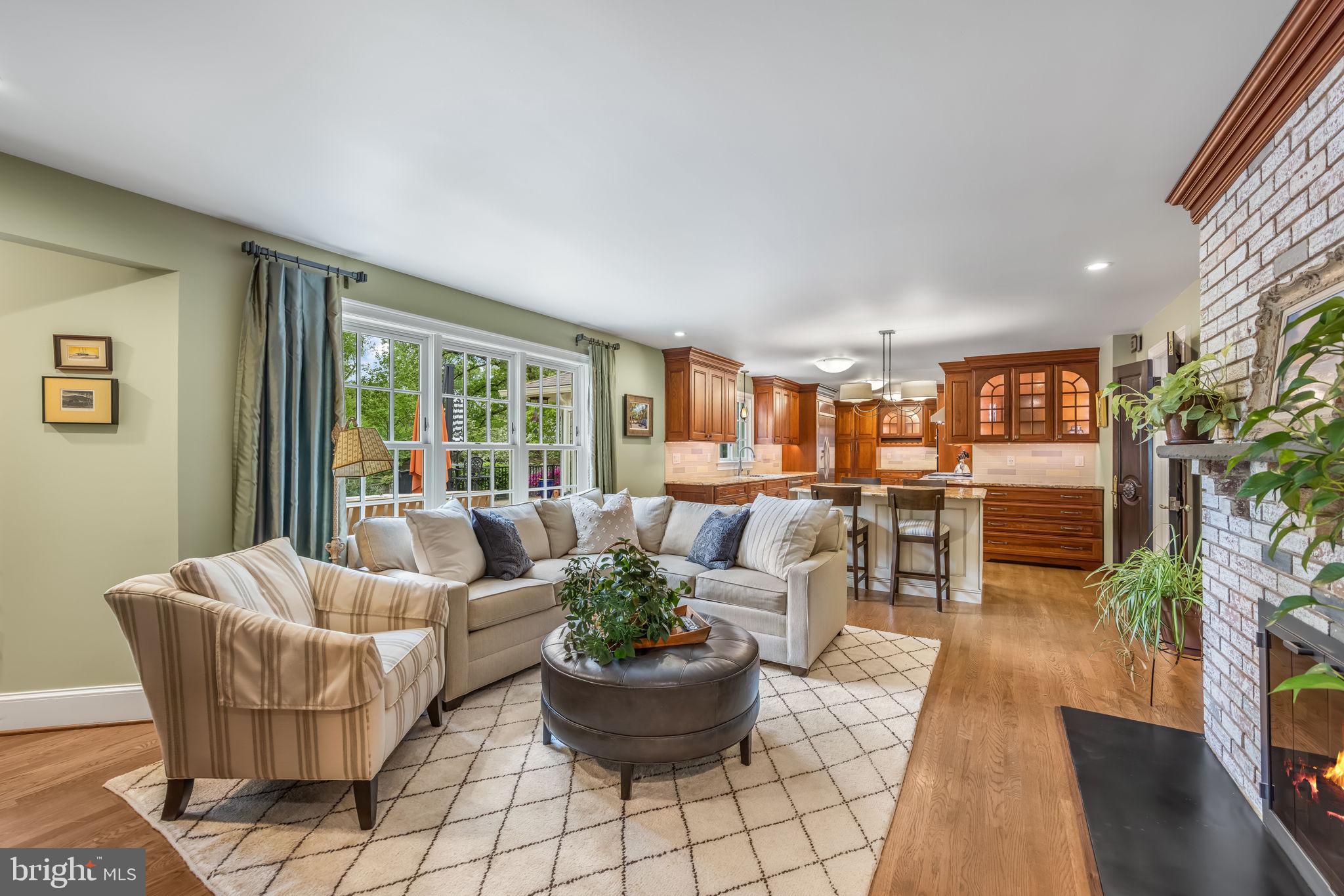3227 VALLEY LANE