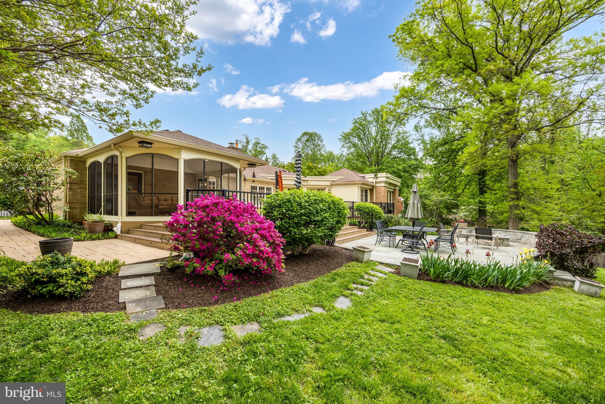 3227 VALLEY LANE