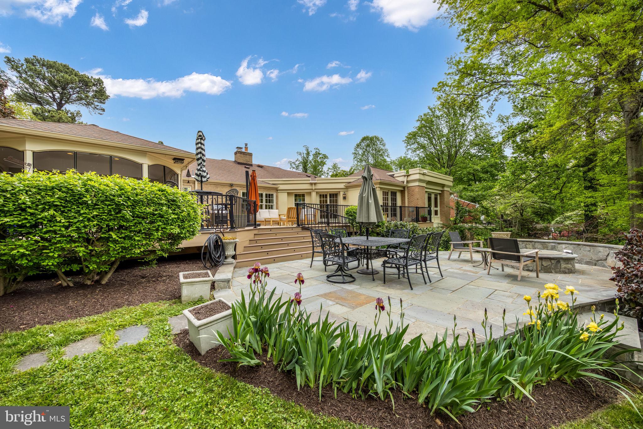 3227 VALLEY LANE