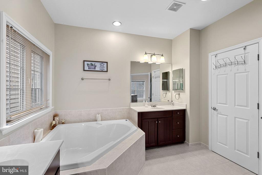 2467 CYPRESS GREEN LANE