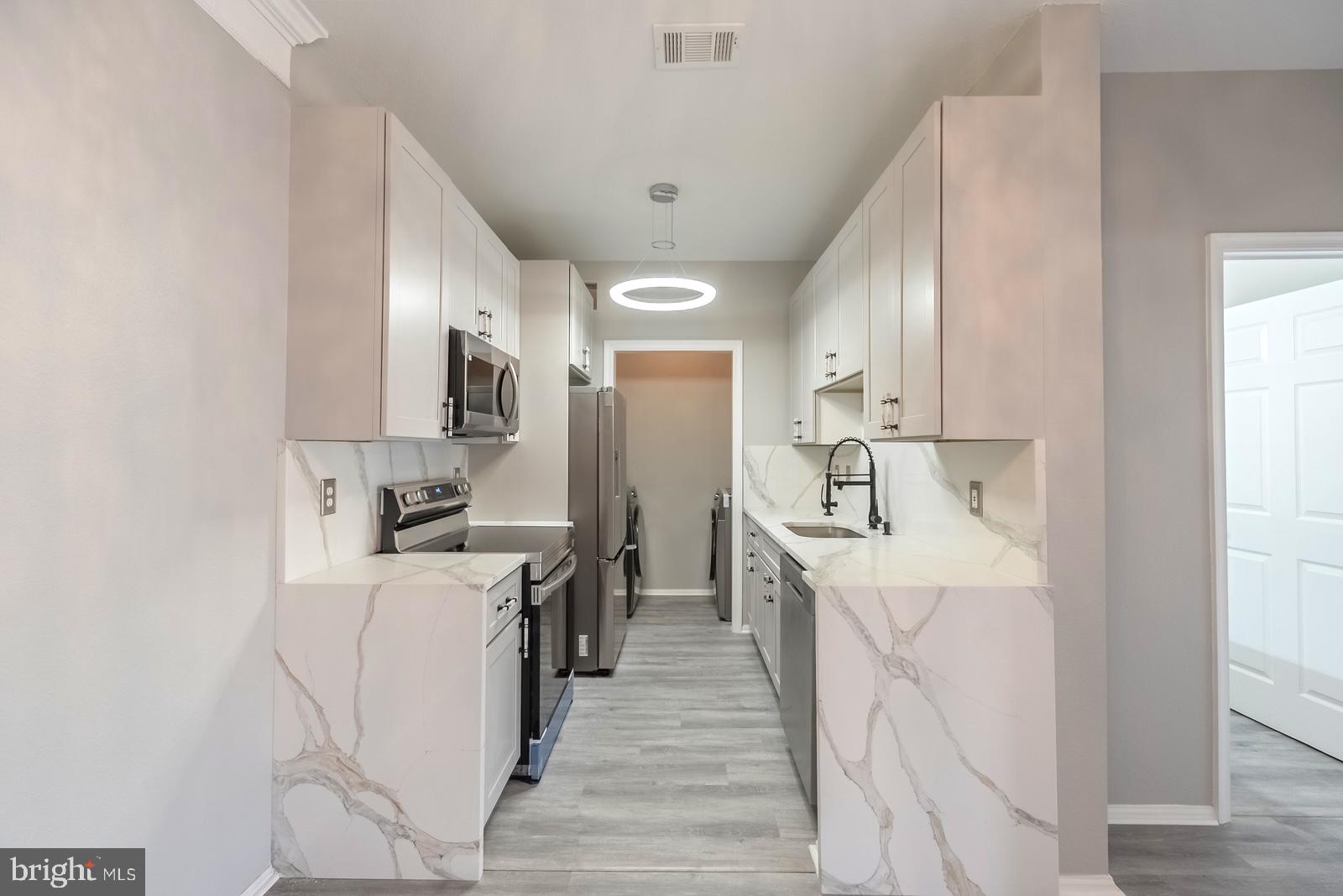 1581 SPRING GATE DRIVE 5403