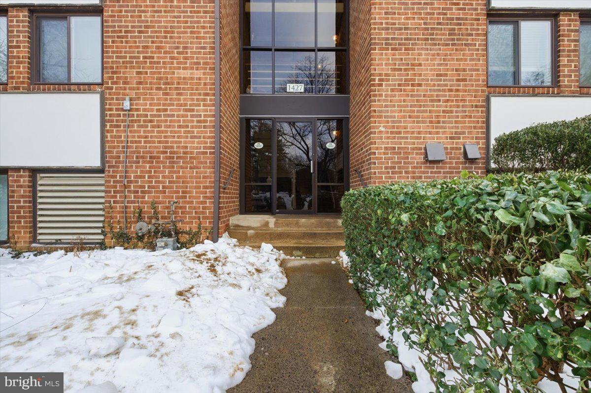 1427 NORTHGATE SQUARE 27/22B