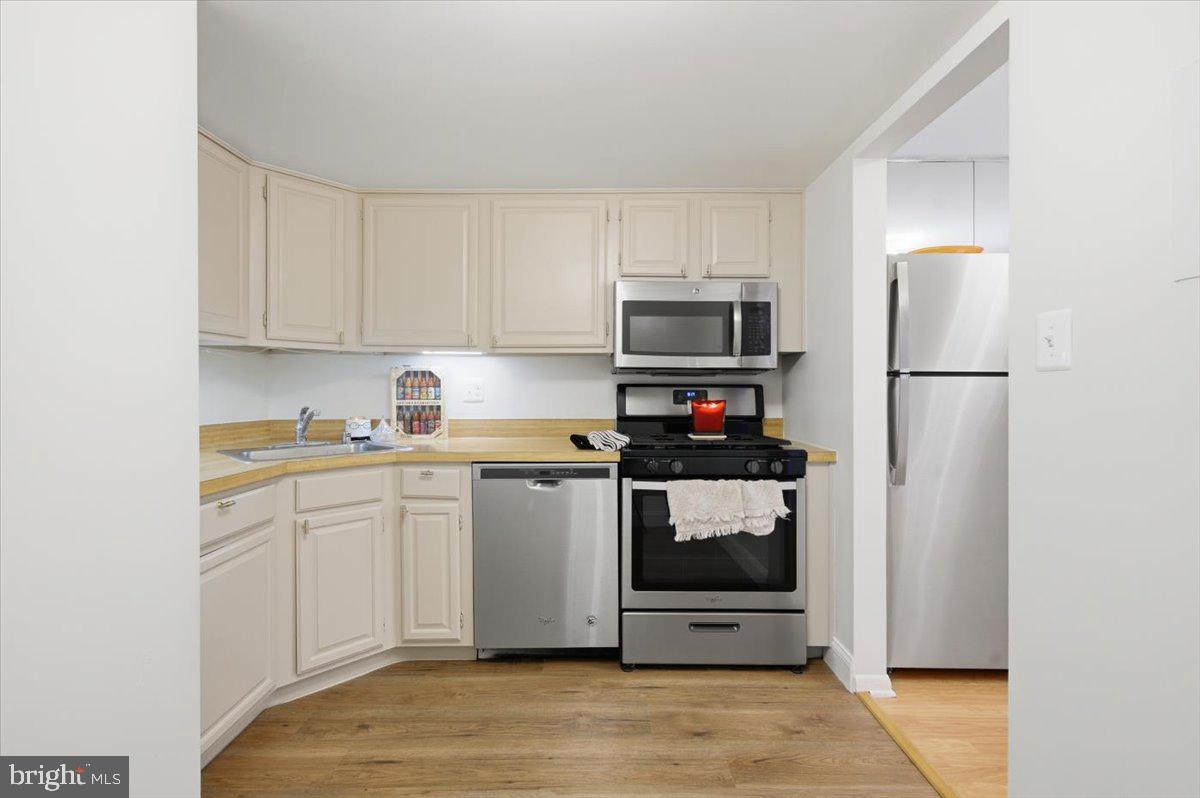 1427 NORTHGATE SQUARE 27/22B