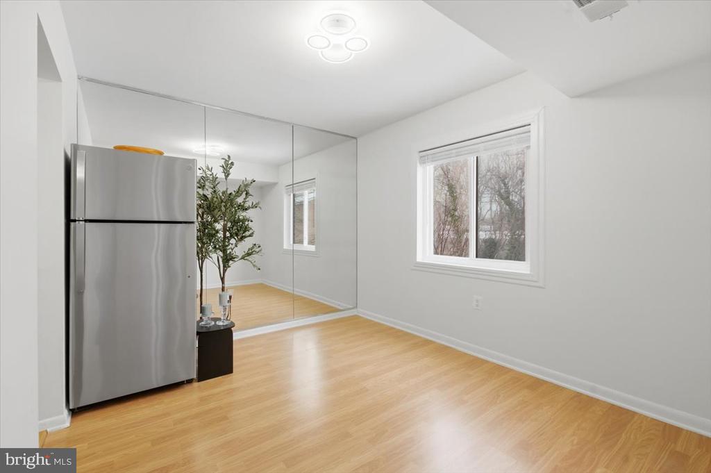 1427 NORTHGATE SQUARE 27/22B