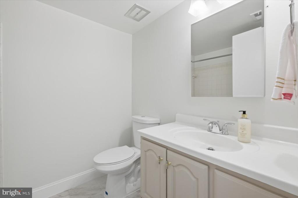 1427 NORTHGATE SQUARE 27/22B