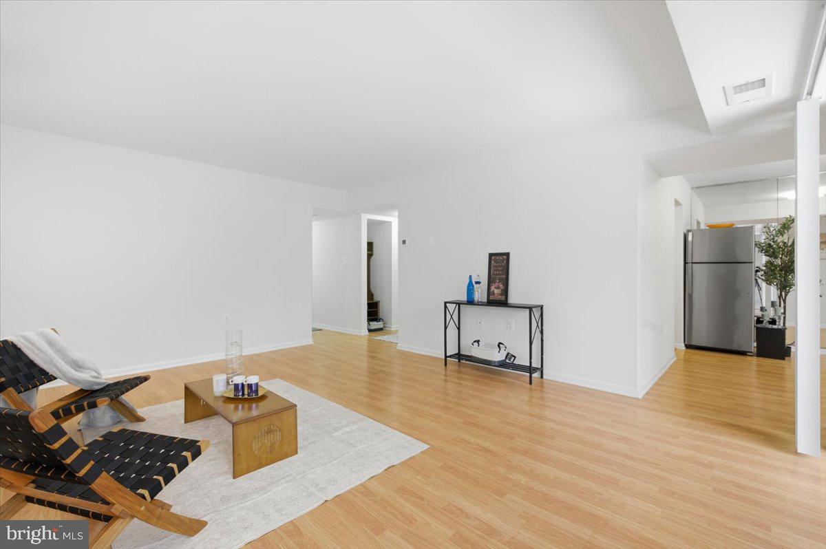 1427 NORTHGATE SQUARE 27/22B