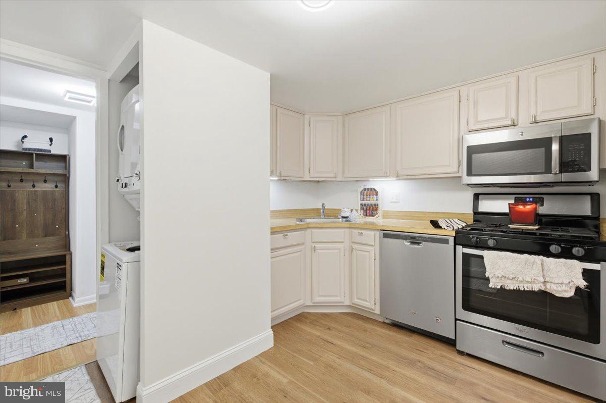 1427 NORTHGATE SQUARE 27/22B