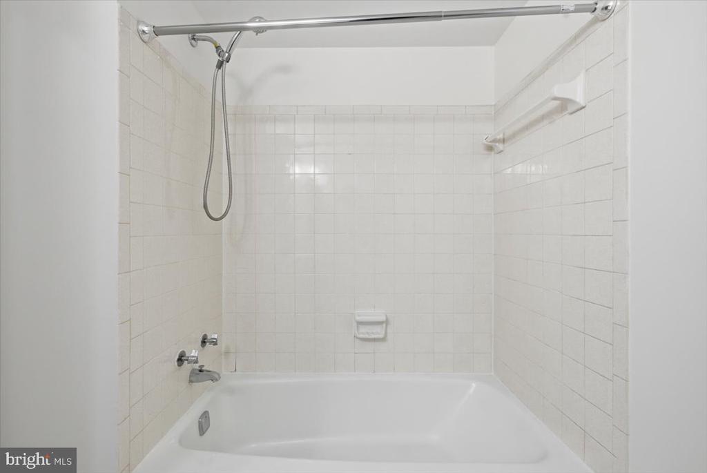 1427 NORTHGATE SQUARE 27/22B