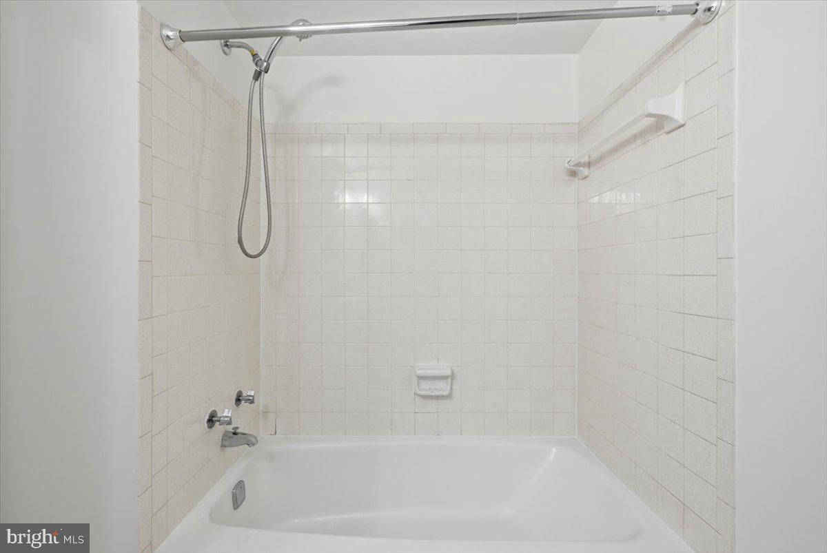 1427 NORTHGATE SQUARE 27/22B