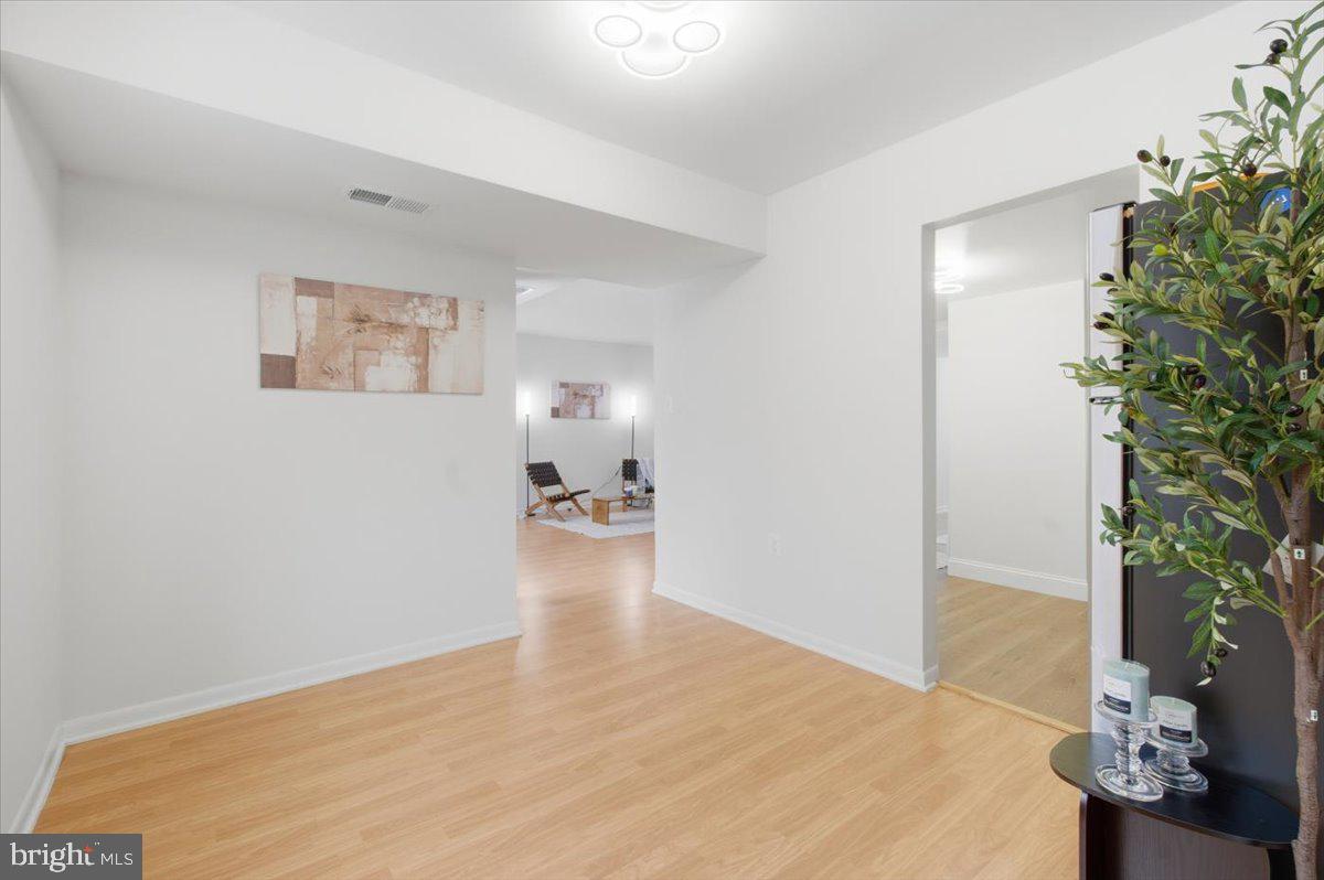 1427 NORTHGATE SQUARE 27/22B